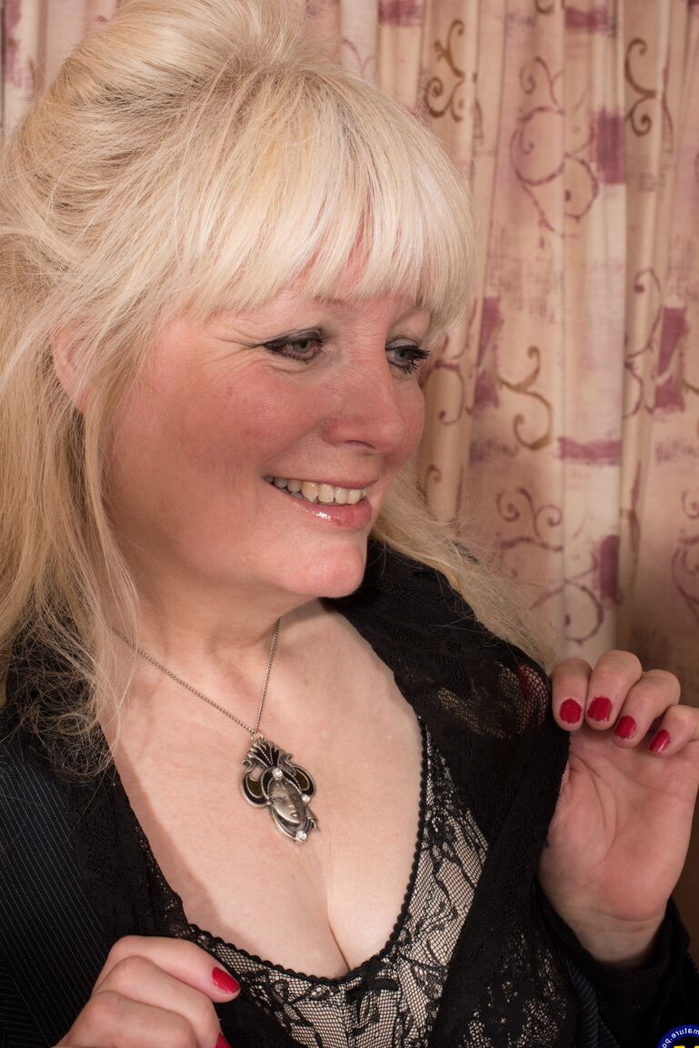 21P Blonde Oma Cindy S neckt mit ihrem heißen Busen und spielt mit ihrer Vagina