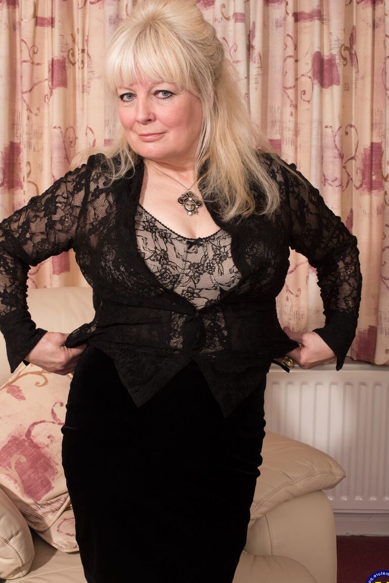 21P Blonde Oma Cindy S neckt mit ihrem heißen Busen und spielt mit ihrer Vagina