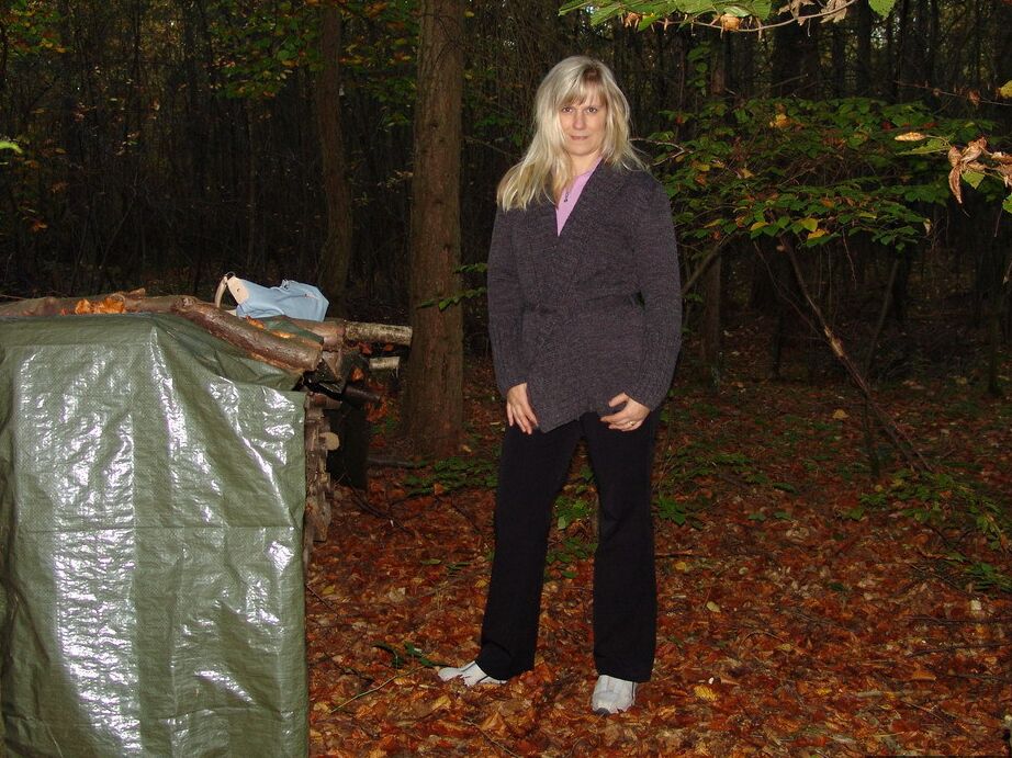 20P La blonde mature Sweet Susi montre son cul nu près d'une pile de bois de chauffage