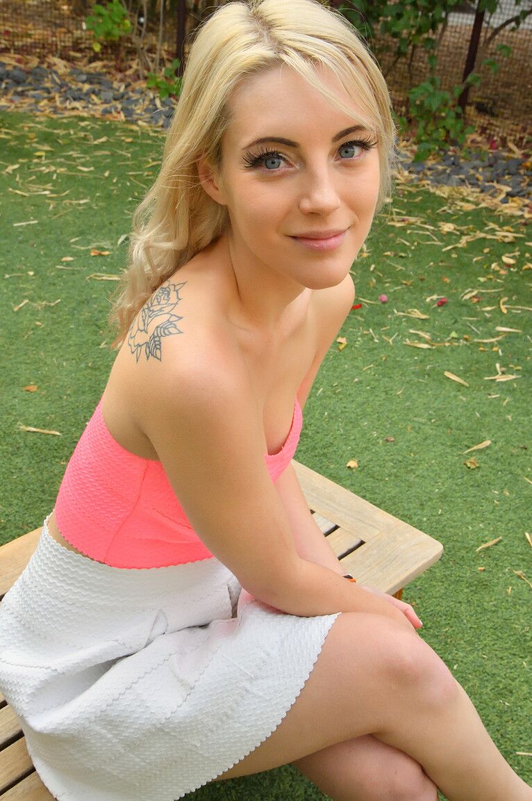 15P Jamie, une amatrice blonde, lève les talons avant de chevaucher un gode nu.