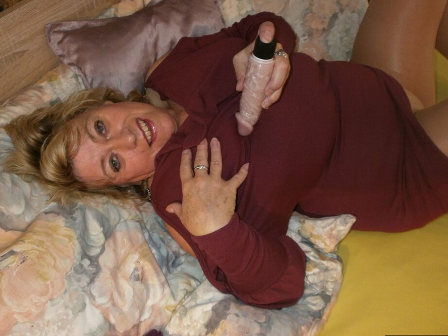 20P Caro, femme mature aux gros seins, tient une bite après s'être masturbée avec des jouets sexuels