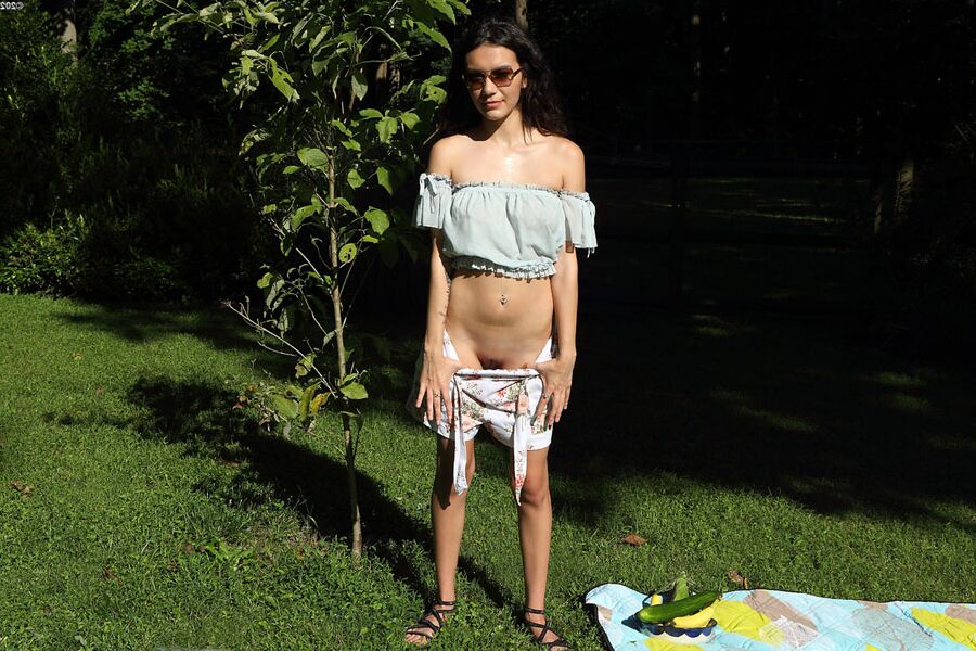 15P Amateur girl Sawyer Cassidy pees on the lawn after masturbating with veggies