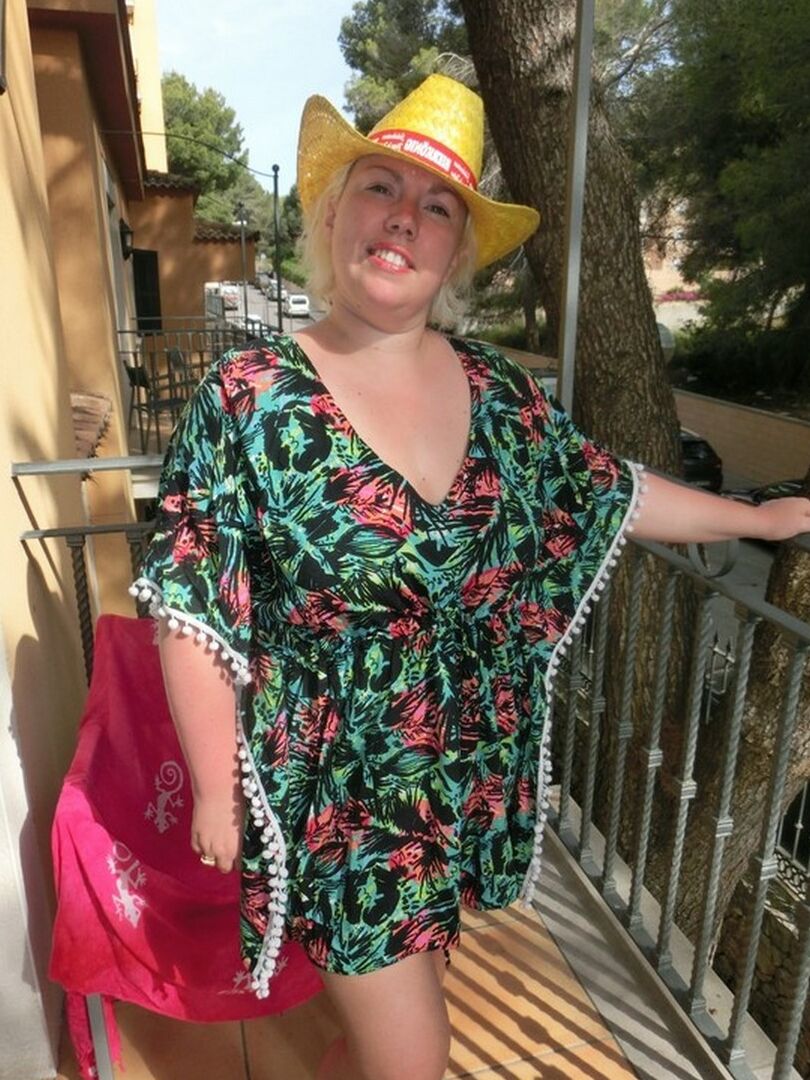 Die 16P reife, fette Barby posiert nackt mit Hut auf ihrem Balkon, bevor sie masturbiert