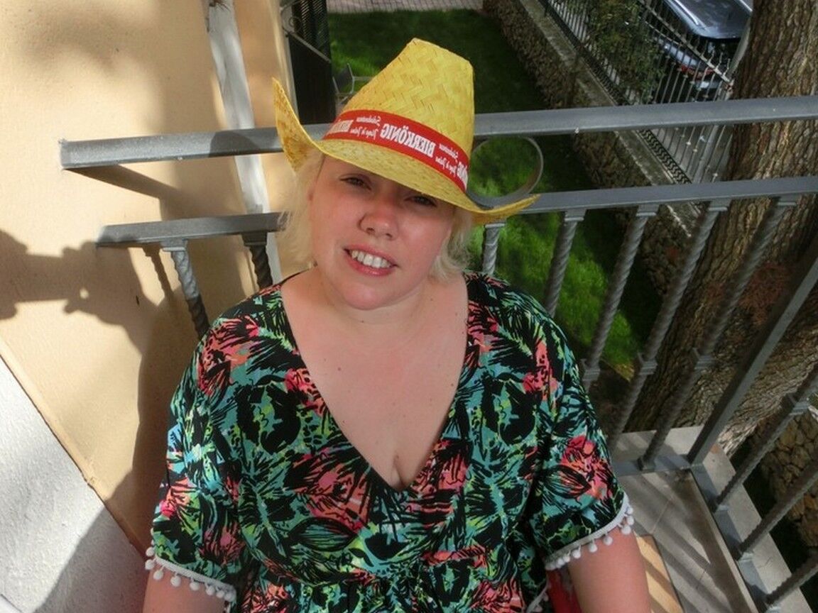 Die 16P reife, fette Barby posiert nackt mit Hut auf ihrem Balkon, bevor sie masturbiert