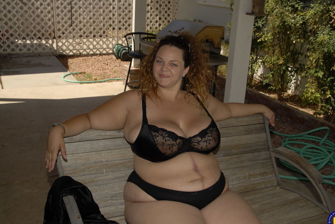 17P La obesa Mona Pounds sostiene sus tetas para una paja cubana y una corrida