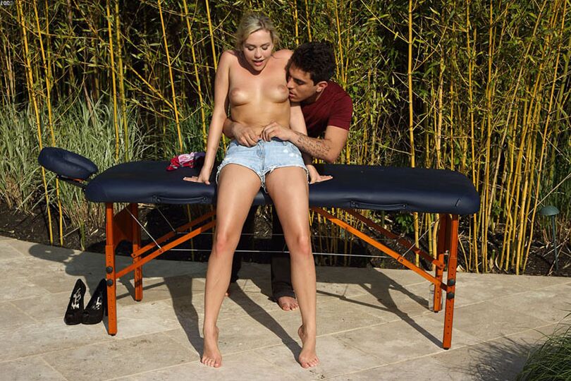 15P Joven rubia amateur Mia Malkova follada por su coño afeitado por una máquina sexual