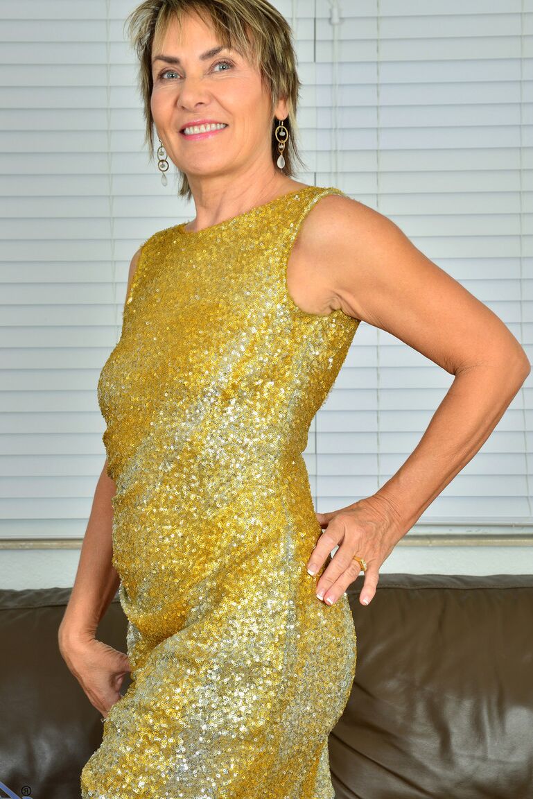 21P La hermosa GILF Lillian Tesh se quita su vestido brillante para revelar un cuerpo perfecto