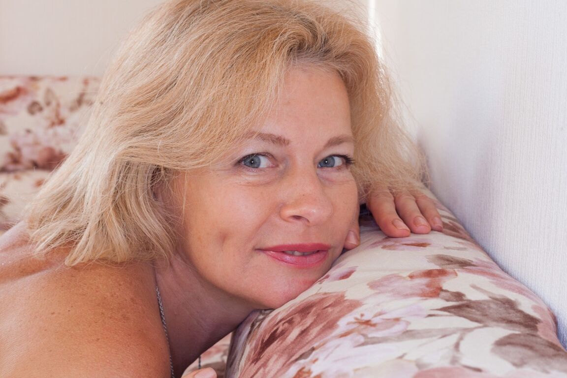 21P La abuela rusa Diana Douglas abriéndose y metiéndose los dedos en su coño peludo