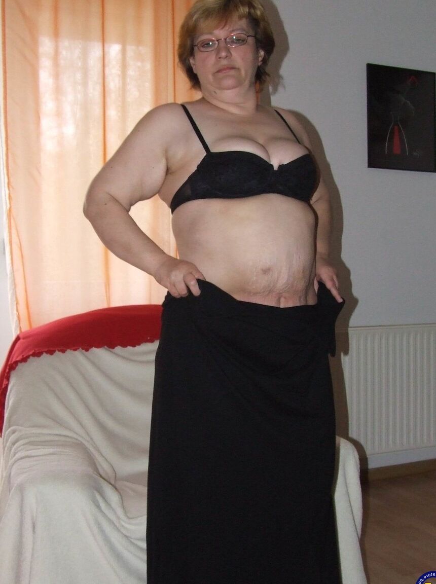 17P La gorda madura Sophie toma un pepino inglés en su vagina cachonda