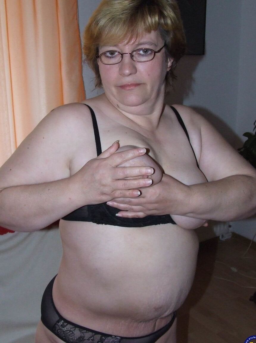 17P La gorda madura Sophie toma un pepino inglés en su vagina cachonda