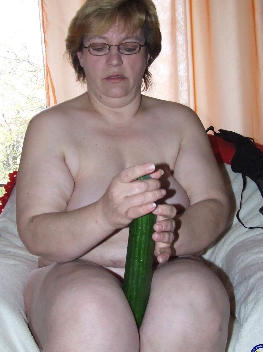 17P La gorda madura Sophie toma un pepino inglés en su vagina cachonda