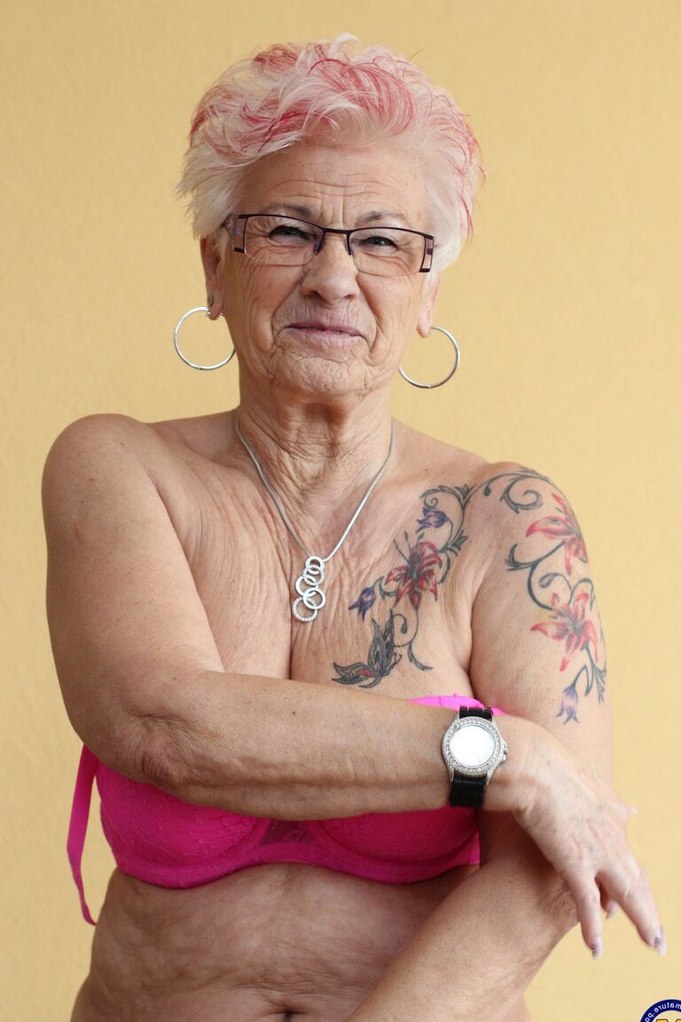21P La abuela alemana Gerdi se desnuda