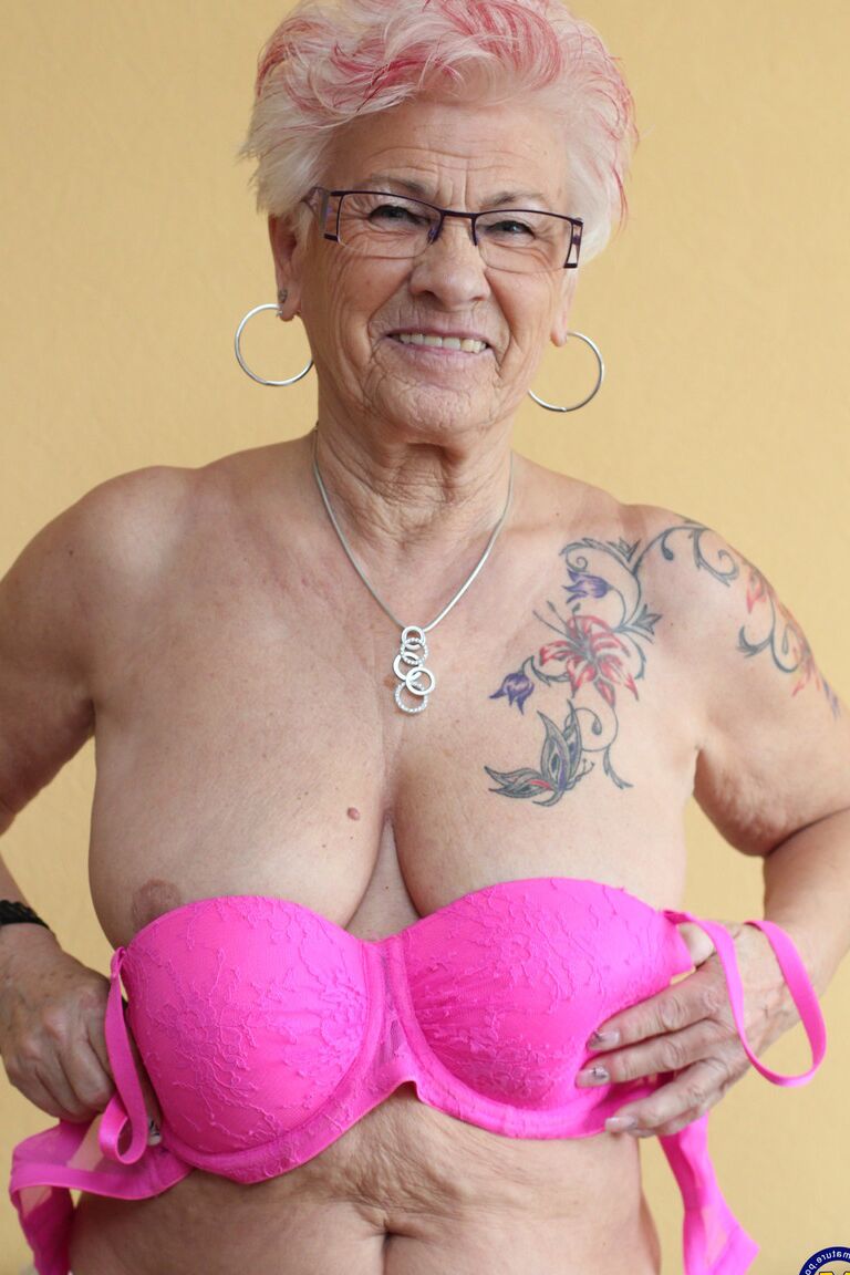 21P La abuela alemana Gerdi se desnuda