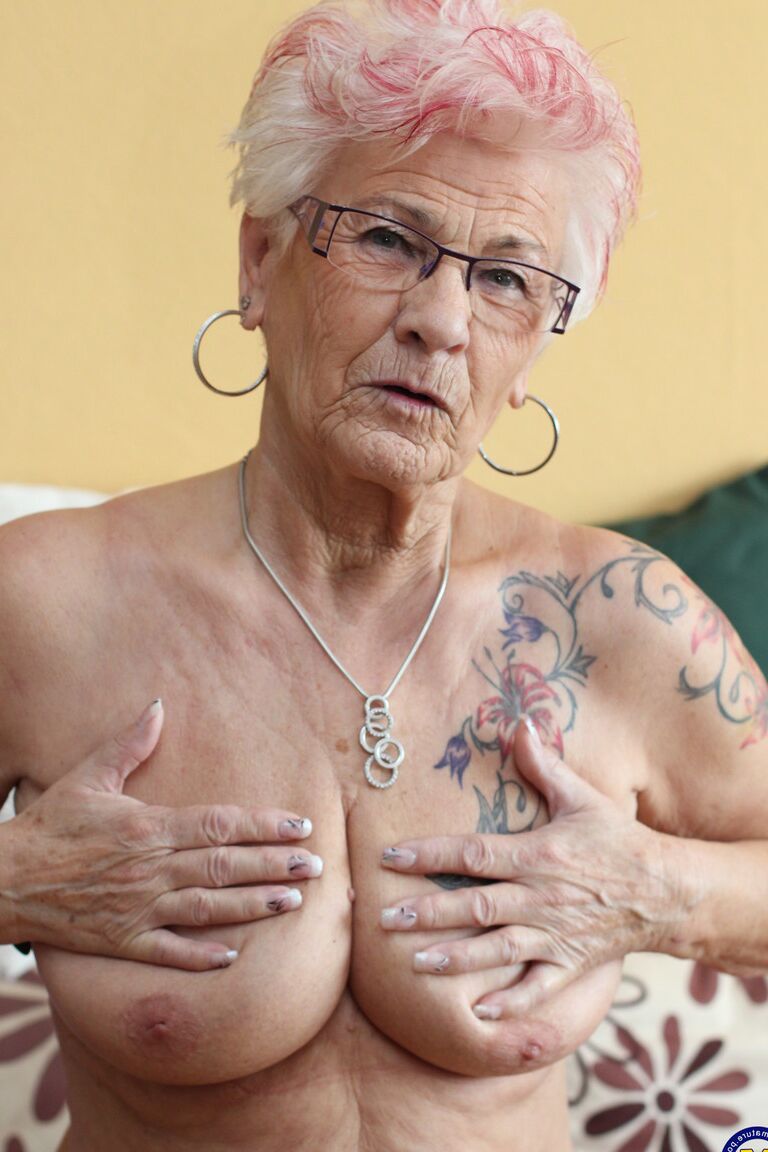 21P La abuela alemana Gerdi se desnuda