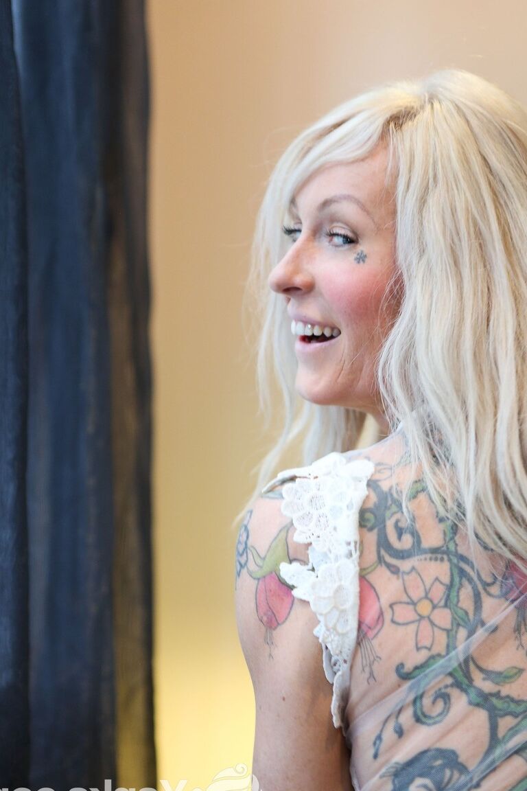 17P A loira australiana Gina Cherie revelando seu corpo magro e tatuado e se masturbando