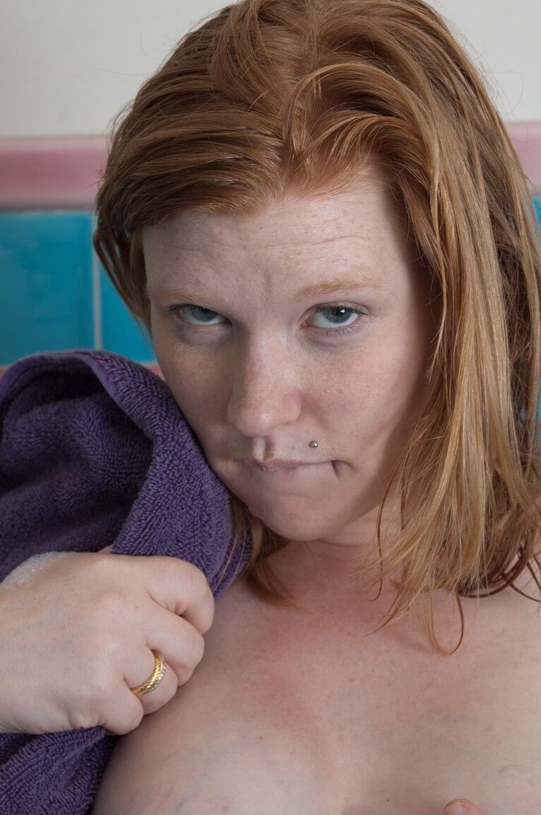 21P La pequeña MILF pelirroja Madison Young jugando con su coño peludo e hinchado en la bañera