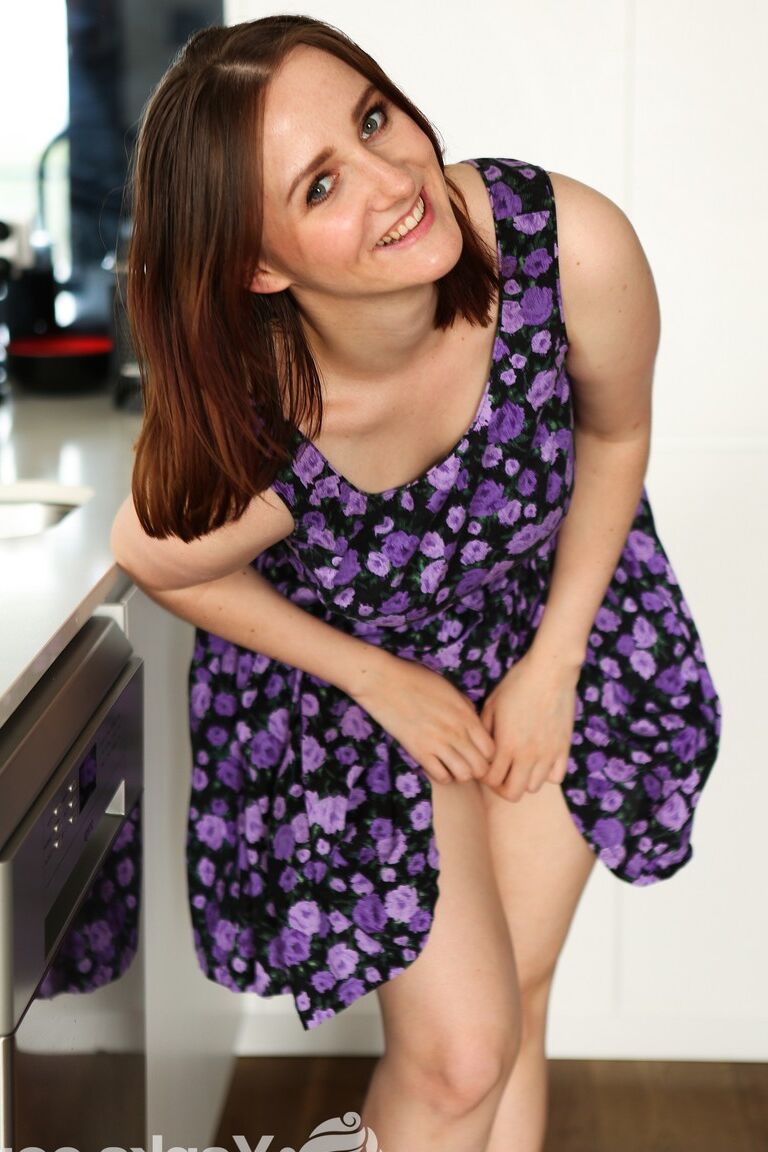 17P La MILF morena Aeryn Walker muestra el culo y las tetas en la cocina y se frota el coño