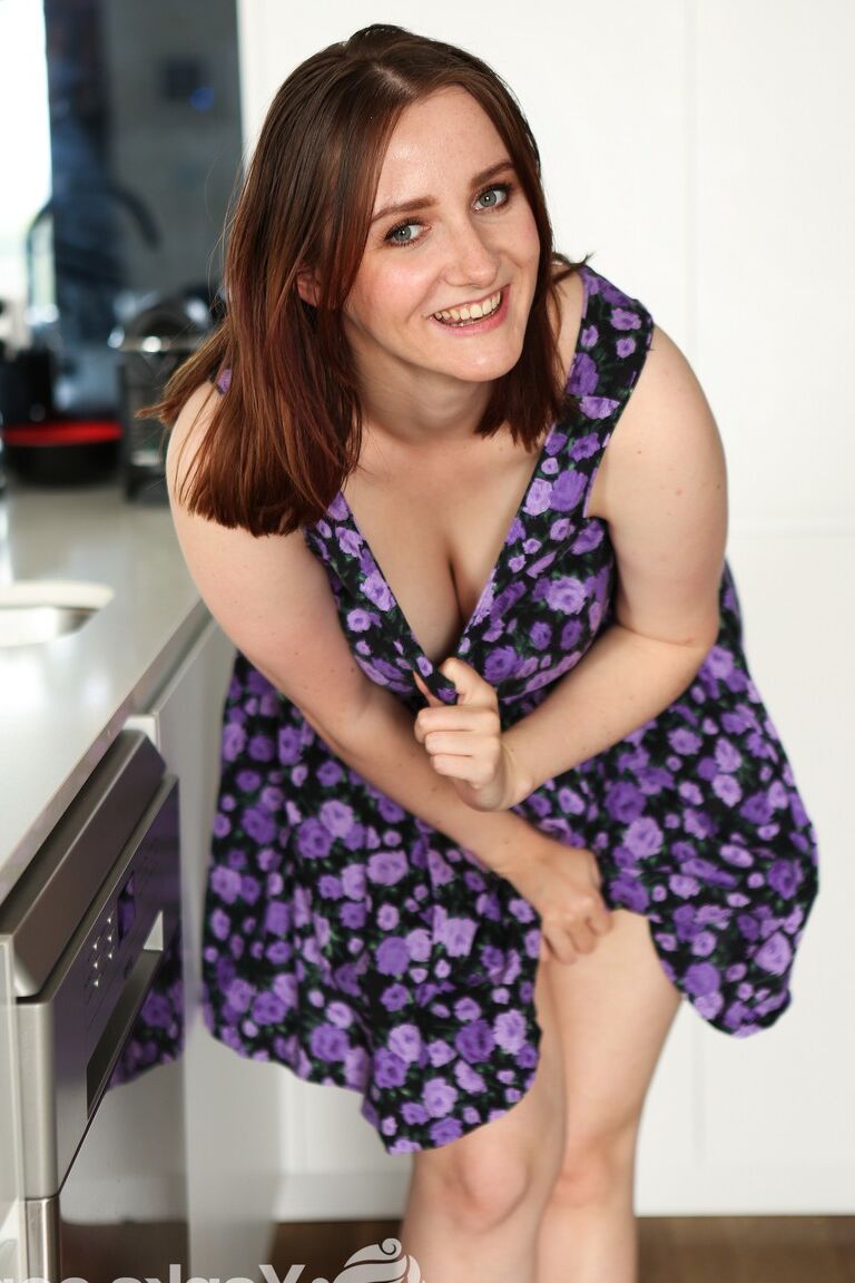 17P La MILF morena Aeryn Walker muestra el culo y las tetas en la cocina y se frota el coño