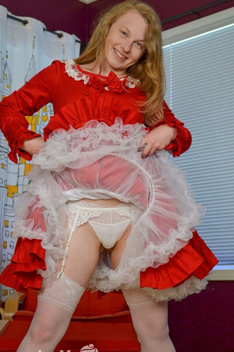 17P Garota loira com peitos lindos Lili Sparks se masturba em lingerie branca