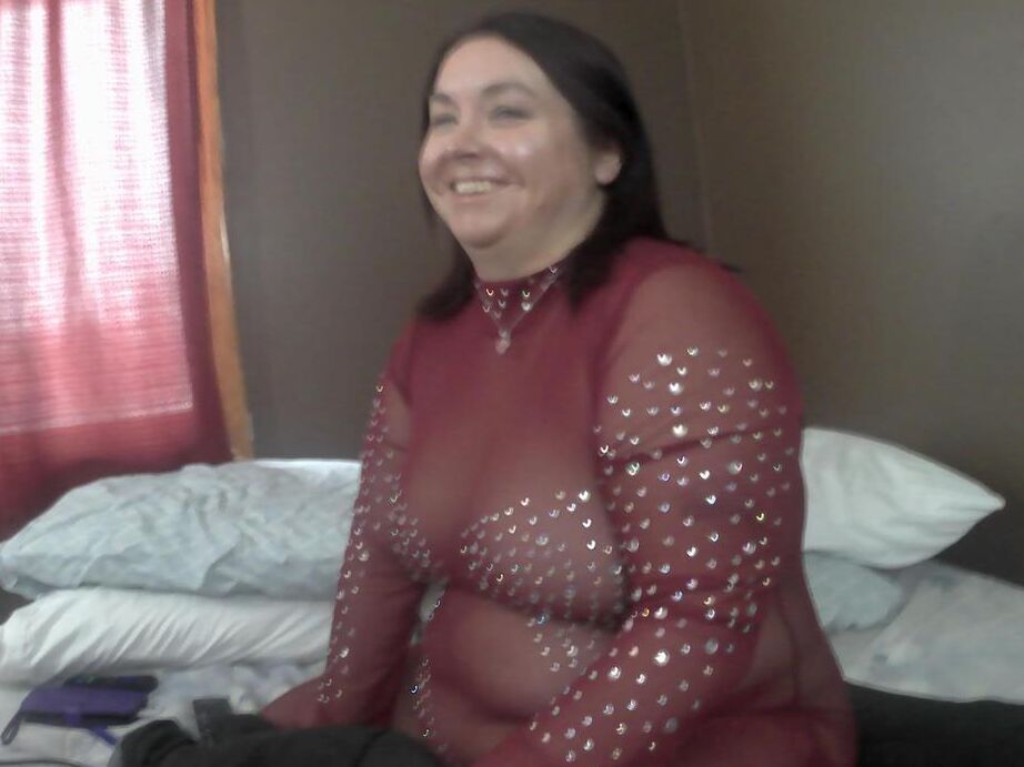 19P Madura gorda sexy NE BBW se desnuda en su cama mientras luce un plug anal