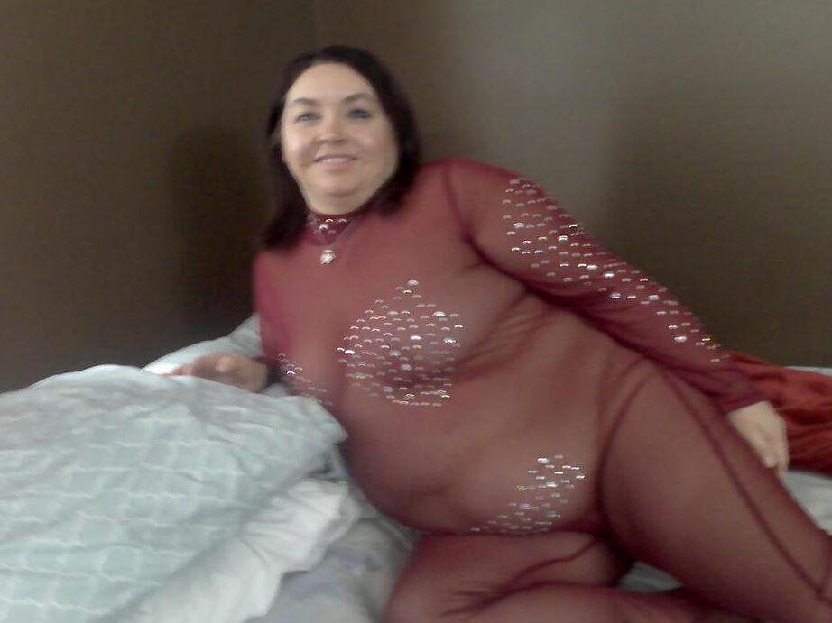 19P Madura gorda sexy NE BBW se desnuda en su cama mientras luce un plug anal