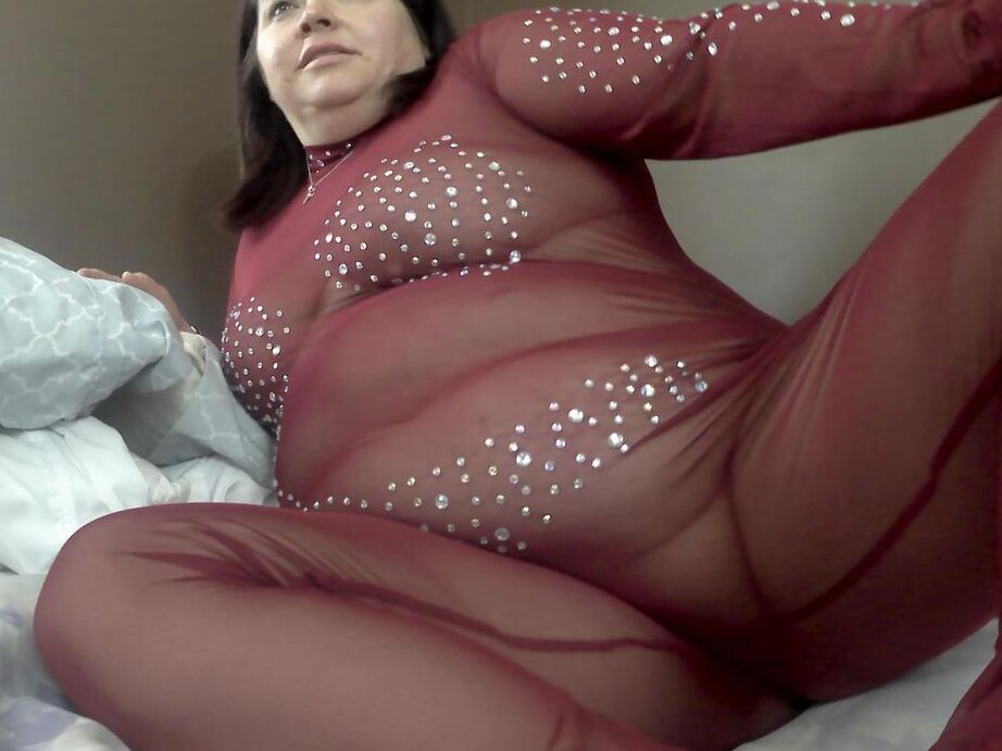 19P Madura gorda sexy NE BBW se desnuda en su cama mientras luce un plug anal