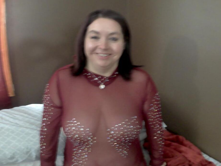 19P Madura gorda sexy NE BBW se desnuda en su cama mientras luce un plug anal