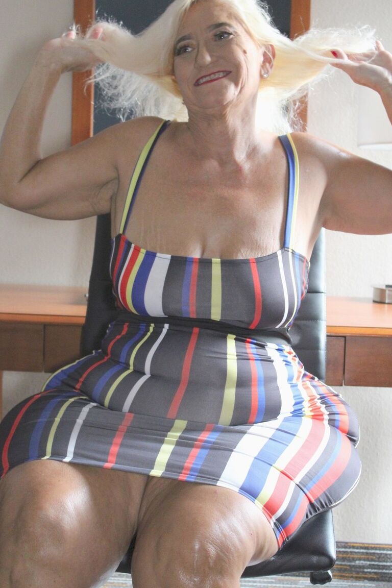12P Die blonde Oma Amber Conners zieht ihr Kleid hoch, um ihren riesigen Arsch zu zeigen