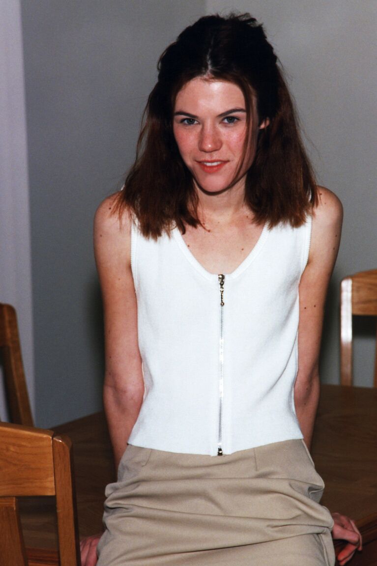 21P Skinny Teen Ashley zeigt ihre kleinen Titten und reitet auf einer Glasflasche
