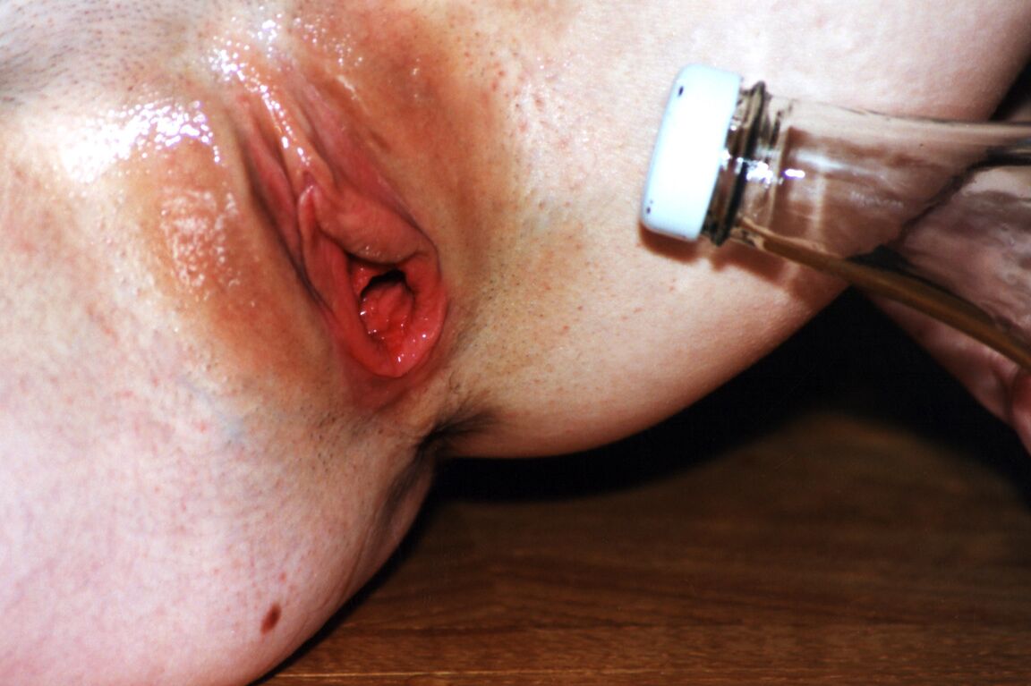 21P Skinny Teen Ashley zeigt ihre kleinen Titten und reitet auf einer Glasflasche