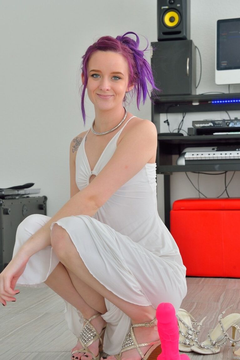 20P La sexy amateur Jessica expone su vagina y recibe un puño y juguetes