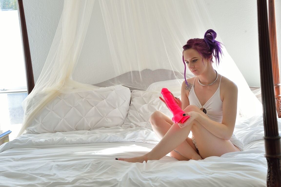 20P La sexy amateur Jessica expone su vagina y recibe un puño y juguetes