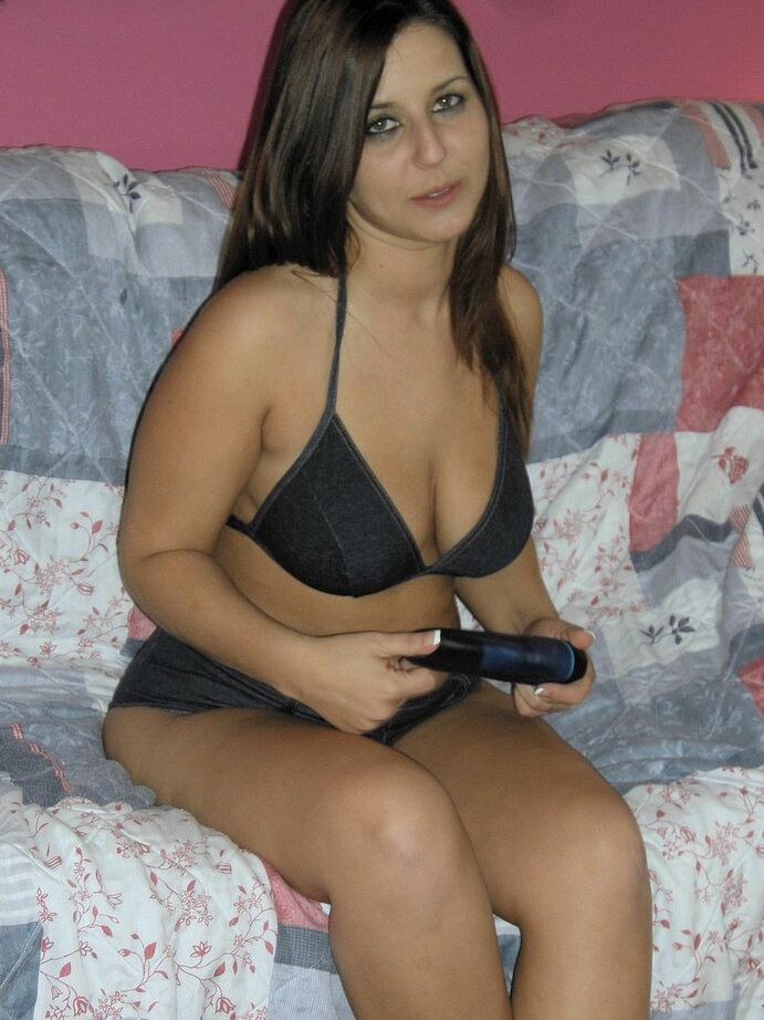 20P A gordinha adolescente Lexxxi brinca com sua buceta raspada depois de tirar o sutiã e a calcinha