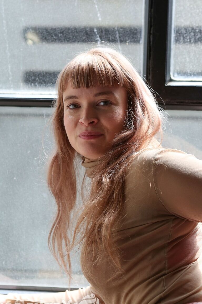 17P Süßes Teenie mit haariger Muschi Laney zieht ihre rote Unterwäsche und ihren BH aus