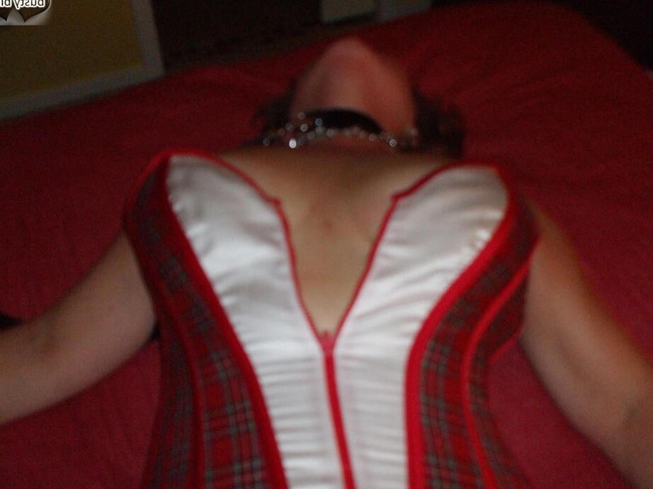 20P La señora madura Busty Bliss luce pinzas en los pezones después de ser esposada