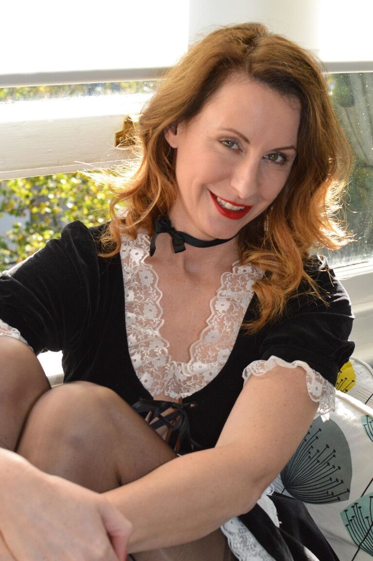 15P Geile Frau streichelt den Rock ihres Dienstmädchens, bevor sie beim Masturbieren anal spielt