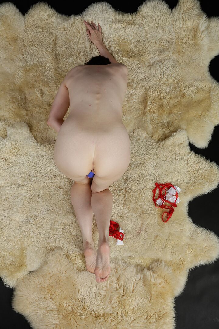 20P Madurita desnuda se masturba sobre una alfombra con gafas