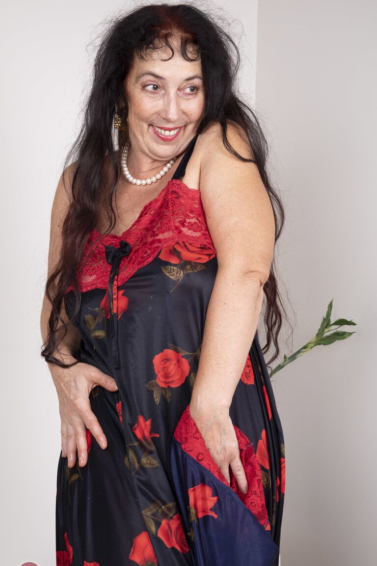 21P Abuela morena con grandes tetas caídas Esmeralda se frota el arbusto en solitario