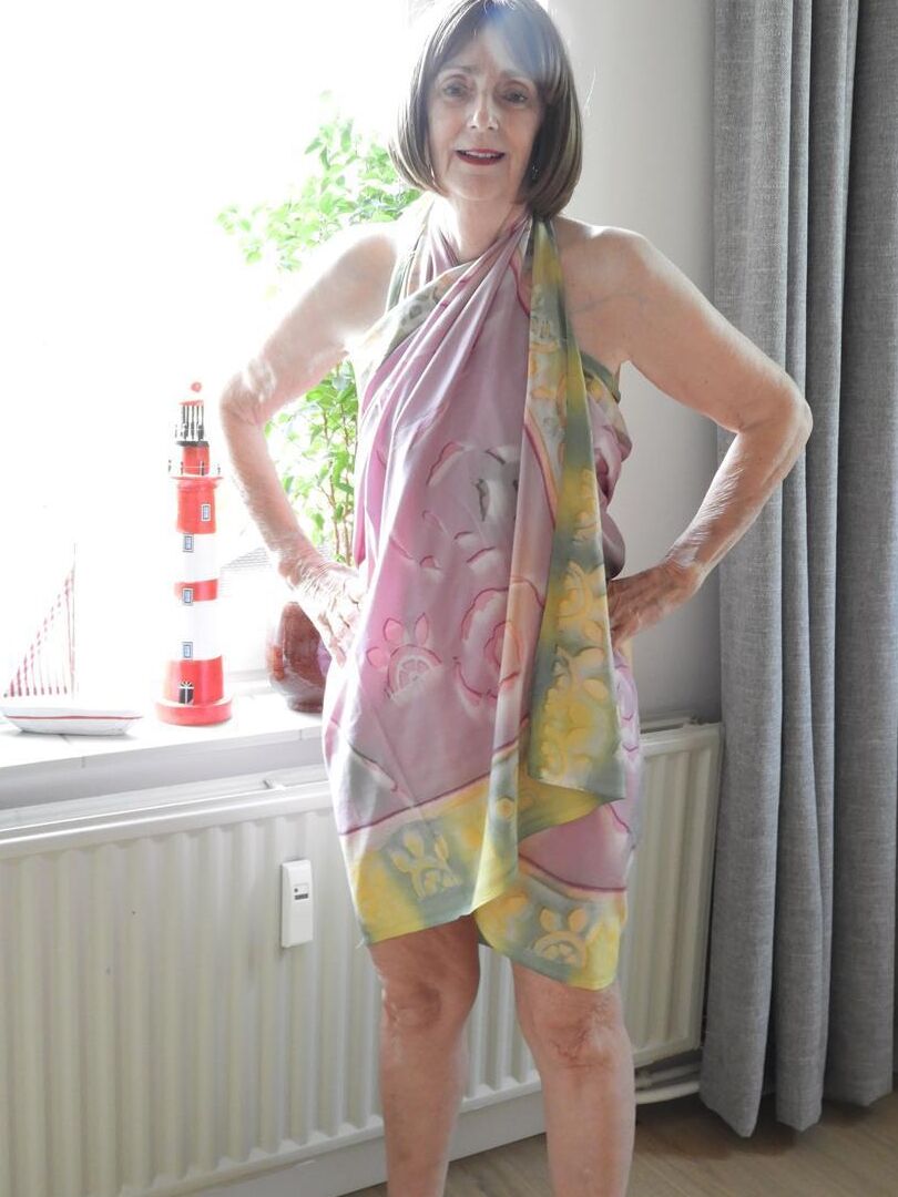 16P Old lady Kat Kitty removes a bikini on her way to getting totally naked