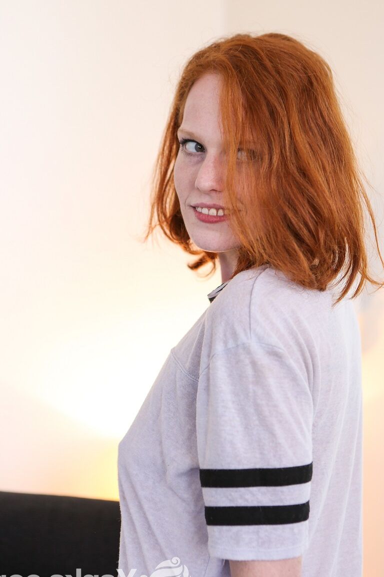 Charlotte Webbe, mannequin teen 17P Ginger, exhibe ses petits seins et se frotte la chatte.