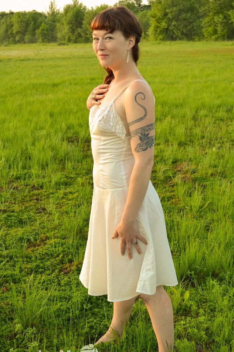 17P Redhead Turquoise tira o vestido ao ar livre para expor seus peitos pequenos e bonitos