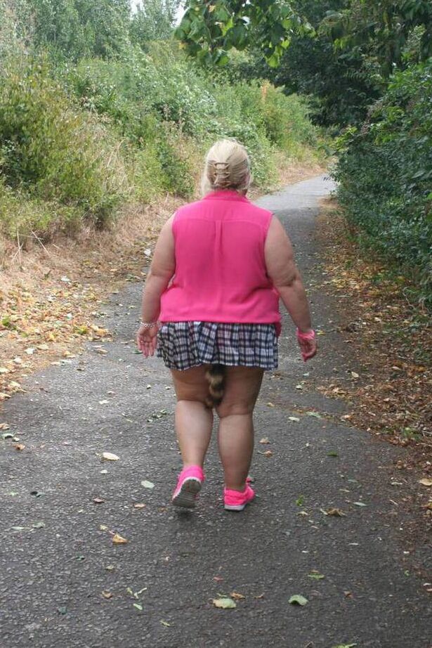 20P 太ったイギリス人女性レクシー・カミングスがアライグマの尻尾のアナルプラグを付けて道を歩く