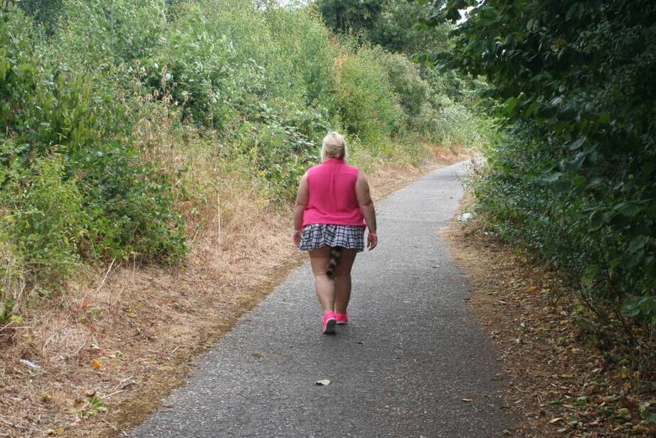 20P 太ったイギリス人女性レクシー・カミングスがアライグマの尻尾のアナルプラグを付けて道を歩く