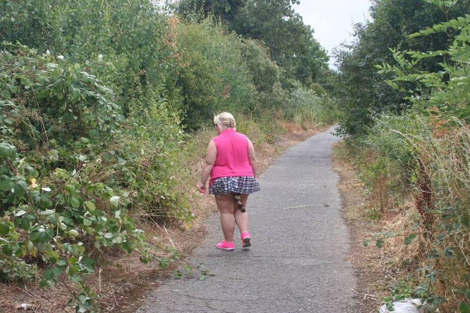 20P 太ったイギリス人女性レクシー・カミングスがアライグマの尻尾のアナルプラグを付けて道を歩く