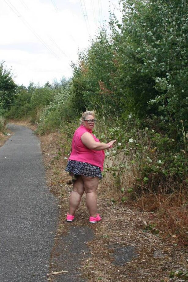 20P 太ったイギリス人女性レクシー・カミングスがアライグマの尻尾のアナルプラグを付けて道を歩く