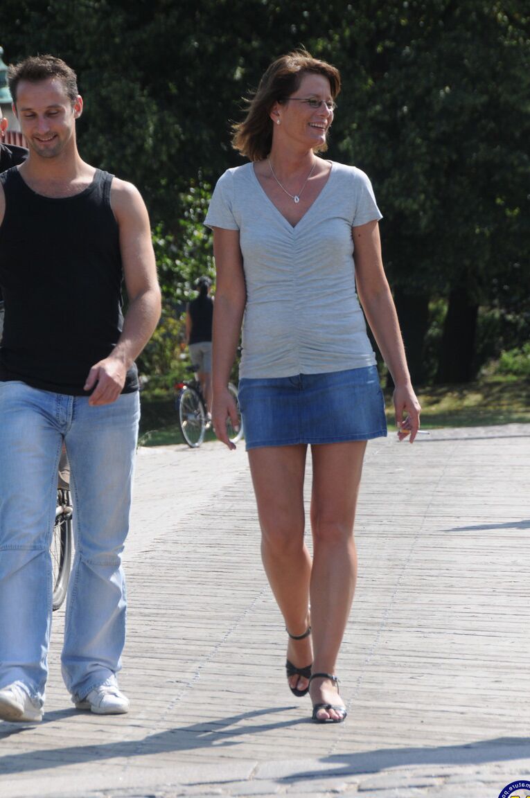 21P Madura europea de tetas pequeñas Lilje follada por dos tíos en el parque