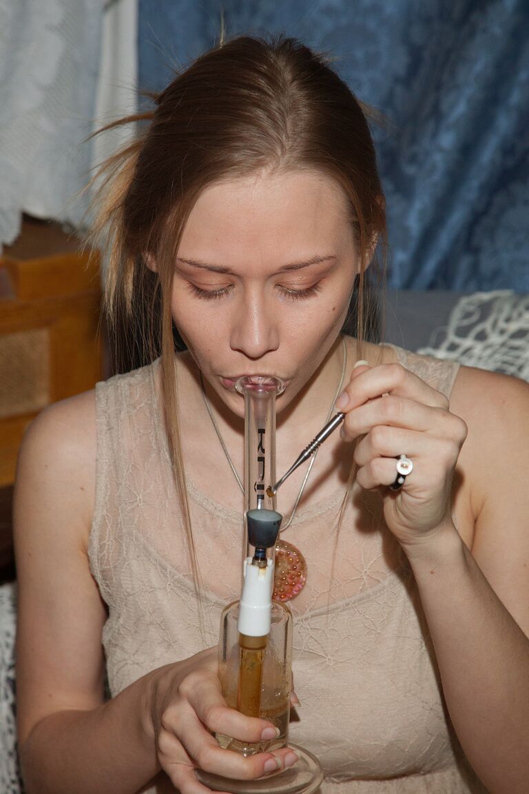 11P La novia adolescente Gloria Paquette fuma marihuana y hace alarde de sus lindas tetas