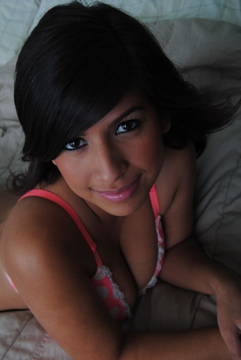 21P Layla, une jeune amateur, révèle ses incroyables seins monstrueux et pose nue.