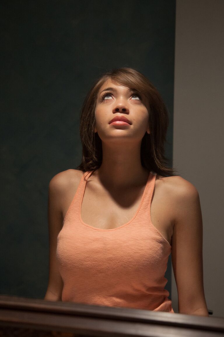 12P ゴージャスな美女キャシディ エリスが大きな胸を明らかにし、レースの下着でポーズをとる