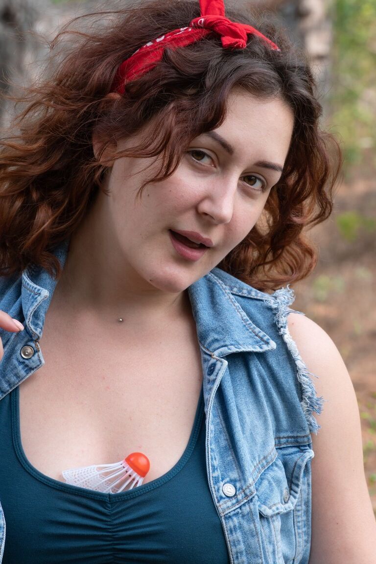 21P La gordita morena amateur Ella Nori muestra su gran culo y su coño peludo al aire libre